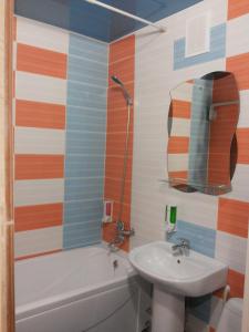 イヴァノヴォにあるЛежневская 124のバスルーム(洗面台、トイレ、鏡付)