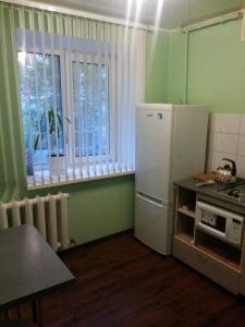 イヴァノヴォにあるЛежневская 124のキッチン(白い冷蔵庫付)、窓