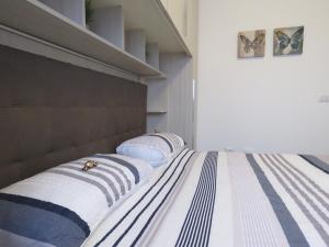 アッサーゴにあるAssago Forum Apartmentのベッドルームに枕付きのベッド2台が備わります。