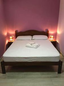 1 dormitorio con 1 cama con 2 lámparas en Casa Il Nuraghe en Monserrato