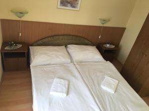 Postel nebo postele na pokoji v ubytování Muskátli Panzió