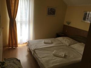 Postel nebo postele na pokoji v ubytování Muskátli Panzió