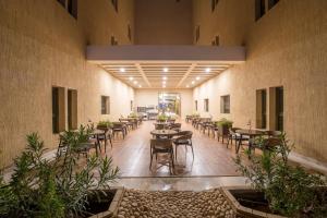فندق مليسا الرياض في الرياض: ممر به طاولات وكراسي في مبنى