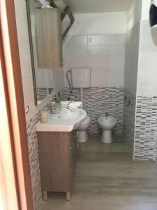 モンセッラートにあるCasa Il Nuragheのバスルーム(洗面台、トイレ付)