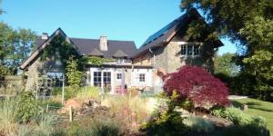 ein großes Haus mit einem Garten davor in der Unterkunft Maison Galerie Art n Pepper in Solwaster