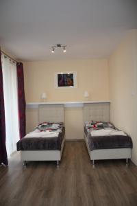 dwa łóżka siedzące w pokoju z w obiekcie Apartament Tabaco w Łodzi