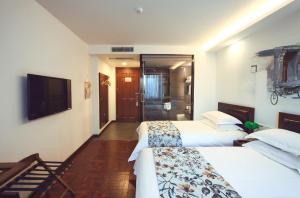 Nostalgia Hotel Near Tianjin Polar Ocean Word- Tianjin Fonte Joy World, 10 minutes drive away from Tianjin Tanggu High-Speed Railway Station, Free ice-cream, mineral water, snacks and laundry service, English communication well的电视和/或娱乐中心