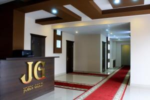 a lobby of a hotel with a reception desk at Hotel John Gold in Anna