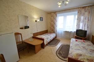 ブリャンスクにあるGostinitsa Turistのベッド2台とテレビが備わる小さな客室です。