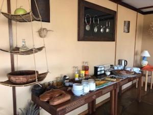 Ein Restaurant oder anderes Speiselokal in der Unterkunft Eagle Rock Lodge - Halala Africa 
