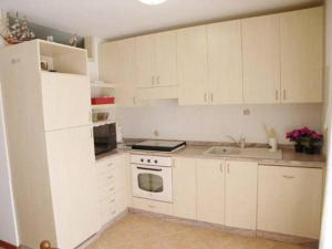 A kitchen or kitchenette at Alessia