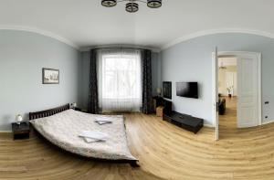 Un pat sau paturi într-o cameră la ApartLviv Apartments