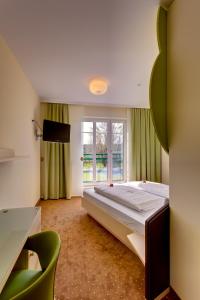 ein Schlafzimmer mit großem Bett und Fenster in der Unterkunft Pension Sonnengarten & Therme included - auch am An- & Abreisetag! in Lutzmannsburg + 29 Fotos