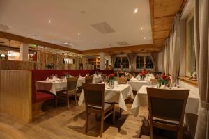 Reštaurácia alebo iné gastronomické zariadenie v ubytovaní Kösslerhof