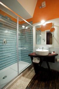 ウーディネにあるAllegriaのバスルーム(ガラス張りのシャワー、シンク付)