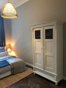 1 dormitorio con cama y lámpara de araña en Kaiser Ludwig´s wundervolle Ferienwohnung en Múnich