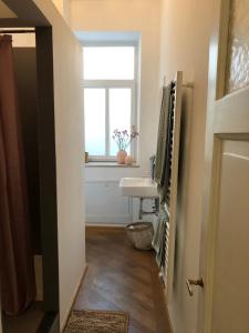 uma casa de banho com um lavatório e uma janela em Kaiser Ludwig´s wundervolle Ferienwohnung em Munique