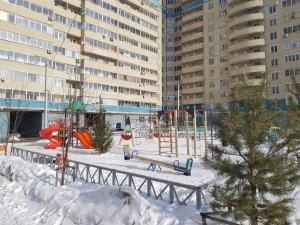 キーロフにあるApartment on Preobrazhenskaya 82-1の建物前の雪遊び場