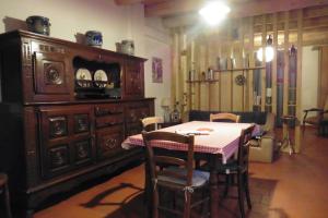 uma sala de jantar com uma mesa e algumas cadeiras em La Loge em Sanssac-lʼÉglise