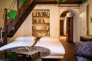 ein Wohnzimmer mit einem Tisch und einem Bücherregal in der Unterkunft Charming B&B and Osteria La Crisalide in Meride