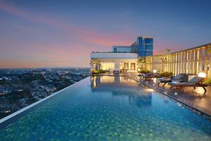 Kolam renang di atau dekat dengan Hotel Ciputra Cibubur managed by Swiss-Belhotel International