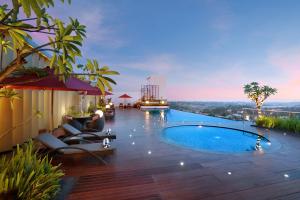 Hotel Ciputra Cibubur managed by Swiss-Belhotel International内部或周边的泳池