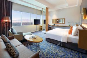 Hotel Ciputra Cibubur managed by Swiss-Belhotel International的电视和/或娱乐中心