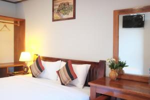 Un pat sau paturi într-o cameră la Paradise riverview resort