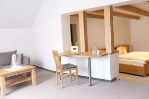 Postel nebo postele na pokoji v ubytování Hotel Thüringer Hof
