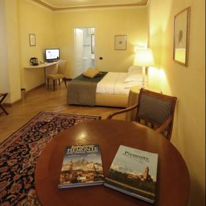 Televízia a/alebo spoločenská miestnosť v ubytovaní Albergo Castiglione Langhe