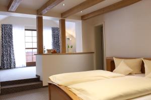 Postel nebo postele na pokoji v ubytování Hotel Thüringer Hof