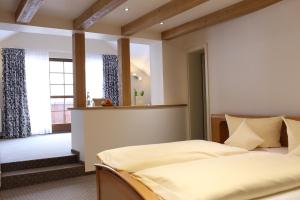 Schlafzimmer mit einem Bett und einem Fenster in der Unterkunft Hotel Thüringer Hof in Floh