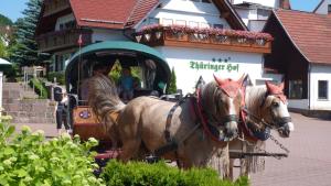 eine Statue eines Pferdes, das eine Kutsche zieht in der Unterkunft Hotel Thüringer Hof in Floh