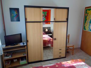 um quarto com um armário com um espelho em les lilas em Ammerschwihr