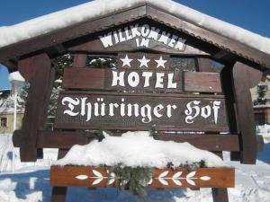 ein Schild für ein Hotel im Schnee in der Unterkunft Hotel Thüringer Hof in Floh