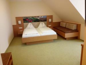 A bed or beds in a room at Hotel Restaurant zum Schwan