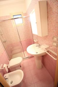 ガリポリにあるBilocale Savonarolaのバスルーム(トイレ、洗面台、シャワー付)