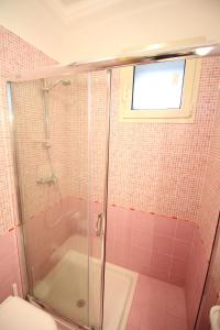ガリポリにあるBilocale Savonarolaのバスルーム(シャワー、バスタブ、トイレ付)