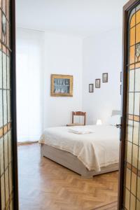 1 dormitorio con 1 cama y suelo de madera en Casa Vacanze Umberto I, en Nápoles