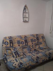ル・トレポールにあるFLAB' MARINの毛布と鏡が備わるドミトリールームのベッド1台分です。
