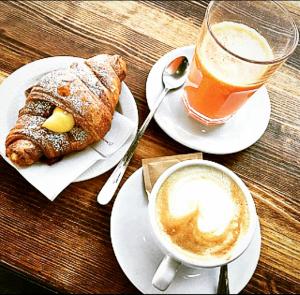 una mesa con dos platos de comida y una taza de café en I 13 Cavalieri Guest House en Barletta