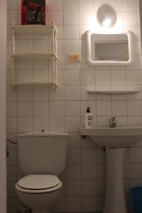 ビーゴにあるApartamento antiguo de dos habitacionesの白いバスルーム(トイレ、シンク付)