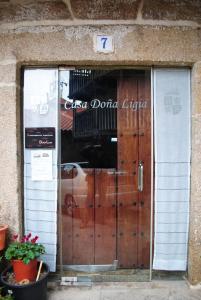 una puerta a un restaurante con un coche en él en Casa Doña Ligia, en Mijares