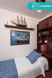 Llit o llits en una habitació de Fronton Whale Apartamentos