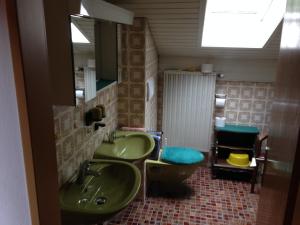 ein Badezimmer mit zwei Waschbecken, einem WC und einem Spiegel in der Unterkunft Gästehaus Färbinger in Bayerisch Gmain