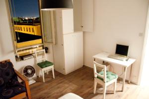 Mały pokój z biurkiem i laptopem na stole w obiekcie BEACHBAR Apartment in Rome w Rzymie