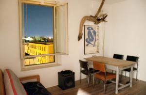 jadalnia ze stołem i oknem w obiekcie BEACHBAR Apartment in Rome w Rzymie +31 zdjęć