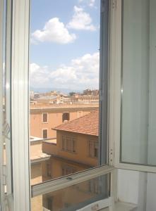 otwarte okno z widokiem na budynek w obiekcie BEACHBAR Apartment in Rome w Rzymie