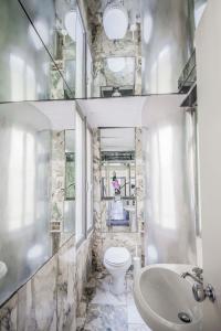 bagno con servizi igienici e lavandino di Casa Savioli a Firenze