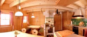 Una cocina con una mesa y un mostrador en una habitación. en Schermerhütten, en Tauplitzalm
